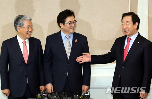 【서울=뉴시스】이종철 기자 = 27일 서울 여의도 국회에서 더불어민주당·자유한국당·바른미래당 등 여야 3당 원내대표가 개헌회동을 하고 있다. 2018.03.27. jc4321@newsis.com