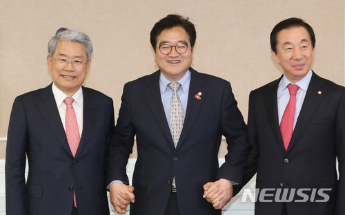 【서울=뉴시스】이종철 기자&nbsp; =&nbsp; 27일 서울 여의도 국회에서 열린 더불어민주당·자유한국당·바른미래당 등 여야 3당 원내대표 개헌회동에서 손을 맞잡고 있다. 2018.03.27.&nbsp; jc4321@newsis.com