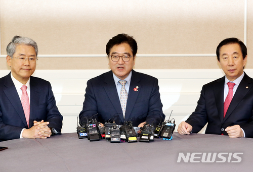 【서울=뉴시스】이종철 기자&nbsp; = 우원식(가운데) 더불어민주당 원내대표와 김동철(왼쪽) 민주평화당 원내대표, 김성태 자유한국당 원내대표. 2018.03.27.&nbsp; jc4321@newsis.com