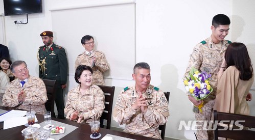 【아부다비(아랍에미리트)=뉴시스】전신 기자 = 문재인 대통령과 부인 김정숙 여사가 27일 아랍에미리트 아부다비 아크부대를 방문해 부대식당에서 결혼을 앞둔 이재우 대위와 예비신부 이다보미 씨를 축하해주고 있다. 2018.03.27.&nbsp; photo1006@newsis.com