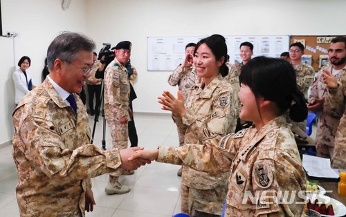 【아부다비(아랍에미리트)=뉴시스】전신 기자 = 문재인 대통령이 27일 아랍에미리트 아부다비 아크부대를 방문해 장병들을 격려하고 있다. 2018.03.27.&nbsp; photo1006@newsis.com