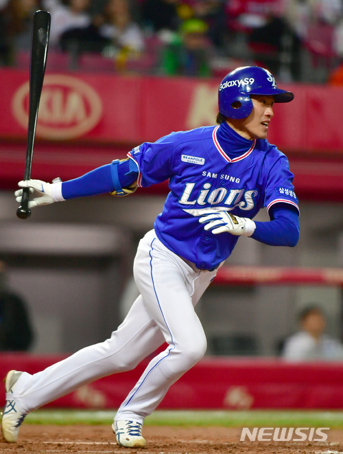 【광주=뉴시스】류형근 기자 = 27일 오후 광주 북구 광주-기아챔피언스필드에서 열린 KIA 타이거즈 대 삼성 라이온즈의 2018프로야구 경기, 3회초 무사에서 삼성 8번타자 강한울이 타격을 하고 있다. 2018.03.27. hgryu77@newsis.com