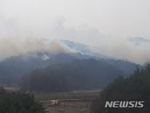【고성(강원)=뉴시스】한윤식 기자 = 28일 오전 6시14분께 강원 고성군 간성읍 탑동리의 한 야산에서 산불이 발생했다. 불은 강한 바람을 타고 공현진리까지 번졌으며, 마을이 있는 죽왕면 가진리 쪽으로도 확산되고 있다.&nbsp; 현재 산림청 진화헬기 3대와 임차헬기 1대 등 총 4대의 헬기와 진화차 36대, 산불진화대, 공무원, 경찰, 소방 등 630여명이 동원돼 불을 끄고 있지만 초속 10ｍ의 강풍으로 진화에 애를 먹고 있다.2018.03.28(사진=강원도소방본부 제공)&nbsp; ysh@newsis.com 