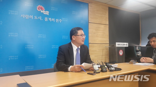 【전주=뉴시스】김민수 기자 = 백순기 전북 전주시 복지환경국장이 '봉침 사건'과 관련해 작가 공지영 씨를 고발 조치한다는 내용의 브리핑을 하고 있다. 2018.03.28. leo@newsis.com