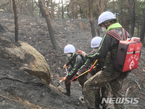 【고성(강원)=뉴시스】한윤식 기자 = 육군 22사단 장병들이 28일 강원 고성군 간성읍 탑동리 산불현장에서 잔불처리와 방화선구축을 위해 진화작전을 펼치고 있다. 2018.03.28. (사진=육군 22사단 제공)&nbsp; ysh@newsis.com 