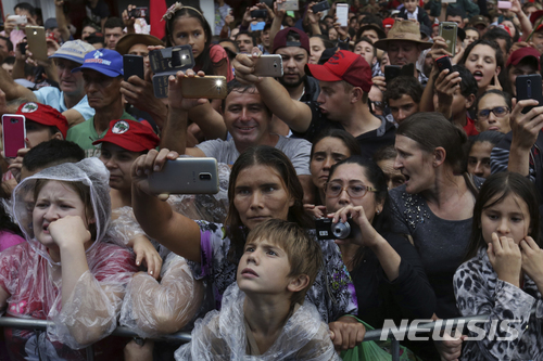 【이과수( 브라질)= AP/뉴시스】올 10월의 대선과 총선을 앞두고 달아오르고 있는 브라질의 선거유세장에 모인 사람들.  룰라 다시우바 전 대통령은 법적으로 문제가 많은데도 불구하고 대통령 선거후보들의 현재 지지도에서 수위를 달리고 있다.    