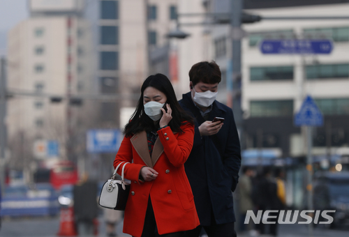 【서울=뉴시스】고승민 기자 = 서울을 비롯한 전국 곳곳 초미세먼지 농도가 '나쁨' 수준을 보인 28일 오전 서울 광화문 사거리에서 마스크를 착용한 시민들이 출근길 걸음을 재촉하고 있다. 2018.03.28. kkssmm99@newsis.com