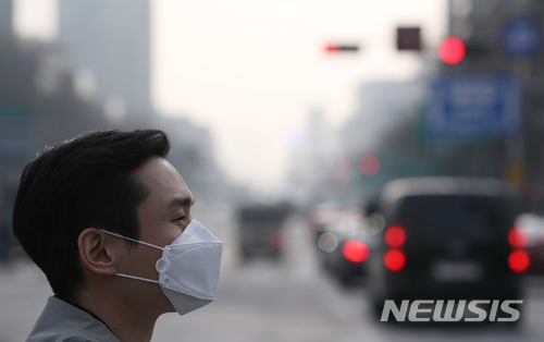 【서울=뉴시스】고승민 기자 = 서울을 비롯한 전국 곳곳 초미세먼지 농도가 '나쁨' 수준을 보인 28일 오전 서울 광화문 사거리에서 마스크를 착용한 시민들이 출근길 걸음을 재촉하고 있다. 2018.03.28. kkssmm99@newsis.com