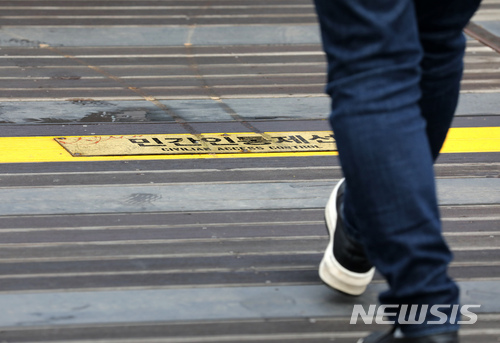 【파주=뉴시스】박진희 기자 = 경기 파주시 임진각을 찾은 관광객이 민통선을 넘어서고 있다. 2018.03.28.pak7130@newsis.com