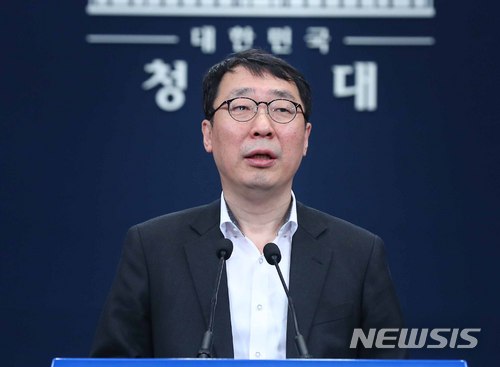 【서울=뉴시스】전신 기자 = 윤영찬 국민소통수석이 28일 청와대 춘추관 대브리핑룸에서 양제츠 중국 국무위원이 시진핑 주석의 특별대표 자격으로 방한한다고 밝히고 있다. 2018.03.28.&nbsp; photo1006@newsis.com
