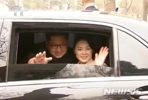 【서울=뉴시스】 중국 정부가 28일 북한 김정은 노동당 위원장과 부인 리설주가 지난 25일부터 28일까지 중국을 비공식 방문했다고 발표했다. 중국 정부는 김 위원장이 시 주석의 초청을 받아 중국을 방문했고, 방문기간동안 시 주석과 인민대회당에서 정상회담을 가졌다고 전했다. 김정은 위원장의 중국 방문에는 부인인 리설주도 동행했다. 2018.03.28. (출처=CCTV) photo@newsis.com