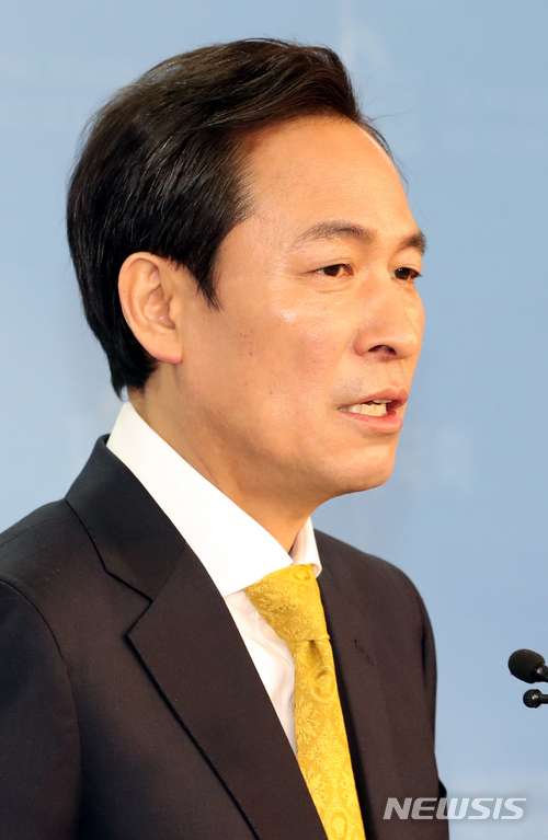 【서울=뉴시스】이종철 기자 = 28일 오전 서울 여의도 국회 정론관에서 서울시장 주자로 나선 우상호 더불어민주당 의원이 반값 공공산후조리원, 반값 공공난임센터 설립 등 서울시 출산율 제고를 위한 공약을 발표하고 있다. 2018.03.28. jc4321@newsis.com