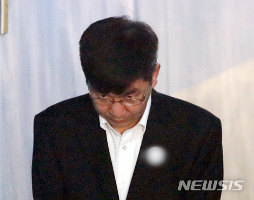 【서울=뉴시스】김진아 기자 = 이명박 전 대통령의 '곳간지기'로 알려진 이병모 청계재단 사무국장이 28일 오전 서울 서초구 서울중앙지법에서 ‘청계재단 배임·횡령' 혐의로 열린 1차 공판준비기일에 출석하고 있다. 2018.03.28.&nbsp; bluesoda@newsis.com