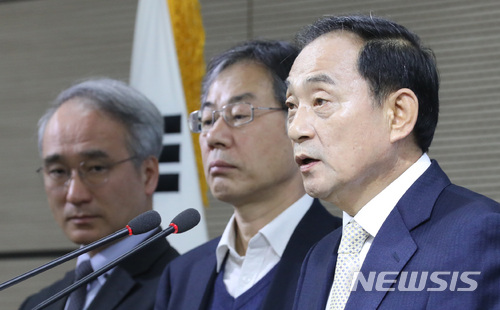 【세종=뉴시스】강종민 기자 = 고석규 역사교과서 국정화 진상조사위원장과 위원들이 28일 오전 정부세종청사에서 역사교과서 국정화 진상조사 결과를 발표하고 있다. 2018.03.28.&nbsp; ppkjm@newsis.com
