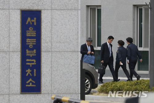 【서울=뉴시스】최동준 기자 = 이명박 전 대통령 변호인 강훈(왼쪽) 변호사와 변호인단이 28일 서울 송파구 동부구치소에서 나오고 있다. 변호인단은 이 전 대통령이 옥중 조사를 거부했다고 밝혔다. 2018.03.28.&nbsp; photocdj@newsis.com 