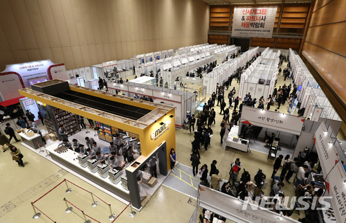 【서울=뉴시스】이영환 기자 = 28일 오전 서울 강남구 코엑스 D홀에서 신세계그룹 & 파트너사 채용박람회가 진행되고 있다. 2018.03.28.&nbsp; 20hwan@newsis.com