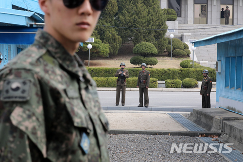 【파주=뉴시스】박진희 기자 = 북한군 경비병들이 28일 경기도 파주시 비무장지대 내 판문점 공동경비구역(JSA) 북측 지역에서 남측을 관측하고 있다. 2018.03.28.&nbsp; pak7130@newsis.com 