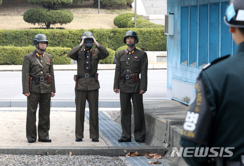【파주=뉴시스】박진희 기자 = 28일 경기도 파주시 비무장지대 내 판문점 공동경비구역(JSA)에서 북한군 경비병들이 군사분계선 앞에 서서 근무를 서고 있다. 2018.03.28. pak7130@newsis.com