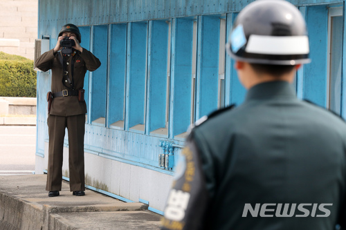 【파주=뉴시스】박진희 기자 = 북한군 경비병이 지난 3월28일 경기도 파주시 비무장지대 내 판문점 공동경비구역(JSA) 북측 지역에서 남측을 관측하고 있다. 2018.07.12 pak7130@newsis.com