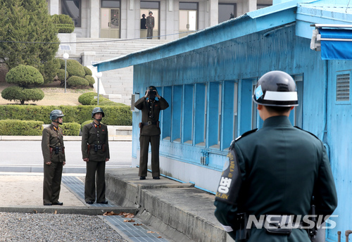 【파주=뉴시스】박진희 기자 = 북한군 경비병들이 지난 3월28일 경기도 파주시 비무장지대 내 판문점 공동경비구역(JSA) 북측 군사분계선 앞에서 경계근무를 서고 있다. 2018.03.28. pak7130@newsis.com