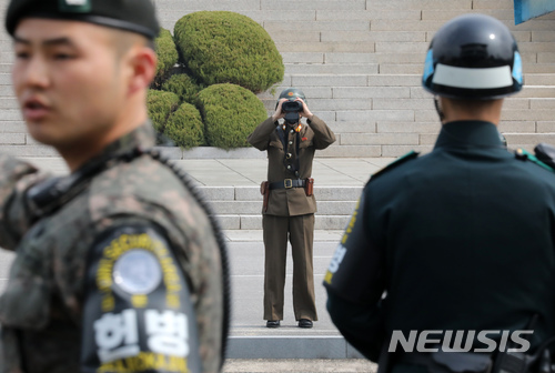 【파주=뉴시스】 2018 남북 정상회담 준비를 위한 두번째 실무회담이 18일 판문점에서 열린다. 사진은 지난달 28일 북한군 경비병이 경기도 파주시 비무장지대 내 판문점 공동경비구역(JSA) 북측 지역에서 망원경으로 남측을 관측하는 모습이다. 2018.03.28. pak7130@newsis.com