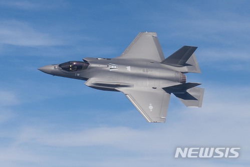 【서울=뉴시스】 대한민국의 F-35A 1호기 출고행사가 28일(현지시각) 미국 텍사스주 포트워스에 소재한 록히드마틴 최종 조립공장에서 열렸다. F-35A 전투기는 우리나라 최초로 적의 레이더에 포착되지 않는 스텔스 능력을 보유하고 있다. 이날 출고된 F-35A 전투기와 ‘18년에 생산되는 전투기는 국내에서의 원활한 운영을 위해 미국 현지(애리조나주 Luke 기지)에 파견중인 한국군 조종사 및 정비사 교육훈련을 위해 사용된다. 이후 2019년 전반기부터 순차적으로 국내로 도입되어 2021년까지 배치 완료될 예정이다. 사진은 F-35A 1호기가 시험비행하는 모습. 2018.03.29. (사진=방위사업청 제공) photo@newsis.com