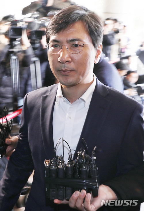 【서울=뉴시스】조성봉 기자 = 성폭력 혐의를 받고 있는 안희정 전 충남지사가 28일 오후 서울 마포구 공덕동 서울서부지방법원에서 열린 영장실질심사에 출석하고 있다. 2018.03.28. suncho21@newsis.com