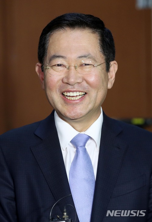 【서울=뉴시스】홍효식 기자 = 더불어민주당 박남춘 의원이 지난달 28일 오후 서울 여의도 국회 본청 정론관에서 인천시장 출마 선언 기자회견을 마친 뒤 취재진의 질문에 답하며 환하게 웃고 있다. 2018.03.28. yesphoto@newsis.com
