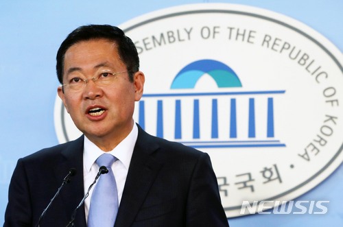 【서울=뉴시스】홍효식 기자 = 더불어민주당 박남춘 의원이 28일 오후 서울 여의도 국회 본청 정론관에서 인천시장 출마 선언 기자회견을 하고 있다. 2018.03.28. yesphoto@newsis.com