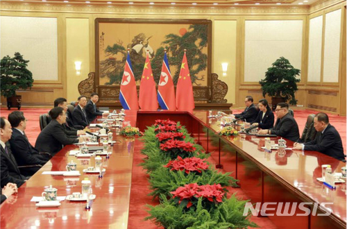 【서울=뉴시스】 북한 노동신문은 김정은 국무위원장이 지난 25일부터 28일까지 중국을 비공식 방문했다고 28일 보도했다. 김정은 위원장은 이번 중국 방문에 부인인 리설주와 함께 동행했으며, 시진핑 국가주석과 정상회담, 환영식, 연회에 함께했다. 2018.03.28. (출처=노동신문) photo@newsis.com