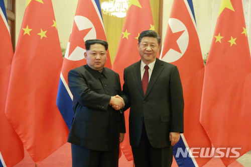 【서울=뉴시스】 북한 노동신문은 김정은 국무위원장이 지난 25일부터 28일까지 중국을 비공식 방문했다고 28일 보도했다.&nbsp; 김정은 위원장은 이번 중국 방문에 부인인 리설주와 함께 동행했으며, 시진핑 국가주석과 정상회담, 환영식, 연회에 함께했다. 2018.03.28. (출처=노동신문)&nbsp; photo@newsis.com