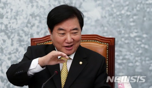 【서울=뉴시스】홍효식 기자 = 28일 오후 서울 여의도 국회에서 열린 더불어민주당 제1차 중앙당선거관리위원회의에서 이석현 위원장이 모두발언을 하고 있다. 2018.03.28. yesphoto@newsis.com