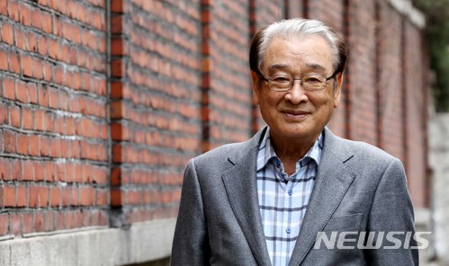【서울=뉴시스】고범준 기자 = 영화 '덕구'에 출연한 배우 이순재가 28일 오후 서울 종로구 삼청동 한 카페에서 인터뷰에 앞서 포즈를 취하고 있다. 2018.03.28. bjko@newsis.com