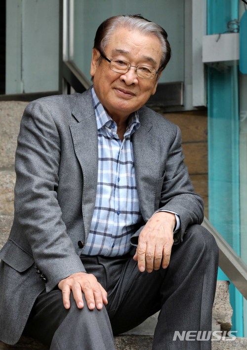 【서울=뉴시스】고범준 기자 = 영화 '덕구'에 출연한 배우 이순재가 28일 오후 서울 종로구 삼청동 한 카페에서 인터뷰에 앞서 포즈를 취하고 있다. 2018.03.28. bjko@newsis.com
