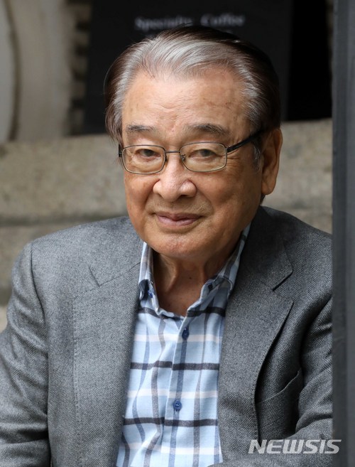 【서울=뉴시스】고범준 기자 = 영화 '덕구'에 출연한 배우 이순재가 28일 오후 서울 종로구 삼청동 한 카페에서 인터뷰에 앞서 포즈를 취하고 있다. 2018.03.28. bjko@newsis.com