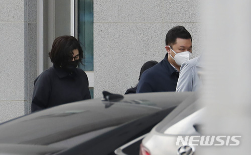 【서울=뉴시스】최동준 기자 = 이명박 전 대통령 아들 이시형 씨가 28일 이 전 대통령 면회를 위해 서울 송파구 동부구치소로 들어가고 있다.&nbsp; 2018.03.28. photocdj@newsis.com