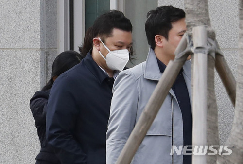 【서울=뉴시스】최동준 기자 = 이명박 전 대통령 아들 이시형 씨가 지난달 28일 이 전 대통령 면회를 위해 서울 송파구 동부구치소로 들어가고 있다. 2018.03.28. photocdj@newsis.com