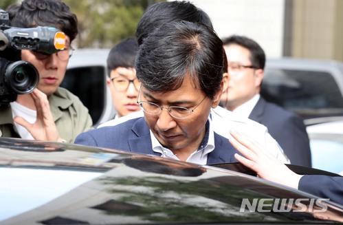 【서울=뉴시스】조성봉 기자 = 성폭력 혐의를 받고 있는 안희정 전 충남지사가 28일 오후 서울 마포구 공덕동 서울서부지방법원에서 영장실질심사를 마치고 대기 장소인 남부구치소로 향하고 있다. 2018.03.28. suncho21@newsis.com