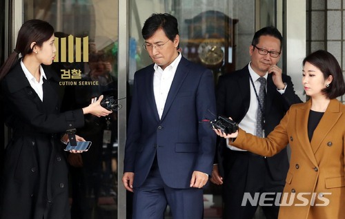 【서울=뉴시스】조성봉 기자 = 성폭력 혐의를 받고 있는 안희정 전 충남지사가 28일 오후 서울 마포구 공덕동 서울서부지방법원에서 영장실질심사를 마치고 대기 장소인 남부구치소로 향하고 있다. 2018.03.28. suncho21@newsis.com