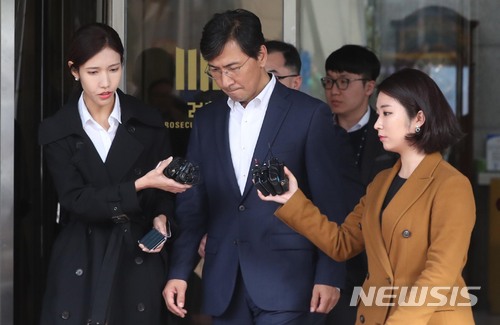 【서울=뉴시스】조성봉 기자 = 성폭력 혐의를 받고 있는 안희정 전 충남지사가 28일 오후 서울 마포구 공덕동 서울서부지방법원에서 영장실질심사를 마치고 대기 장소인 남부구치소로 향하며 취재진의 질문을 받고 있다. 법원은 이날 밤 안 전 지사에 대한 구속영장을 기각했다. 2018.03.28.suncho21@newsis.com