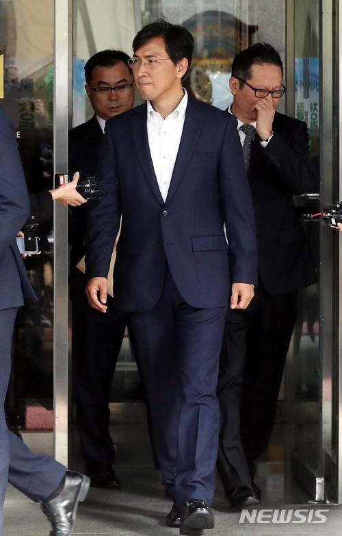 【서울=뉴시스】조성봉 기자 = 성폭력 혐의를 받고 있는 안희정 전 충남지사가 28일 오후 서울 마포구 공덕동 서울서부지방법원에서 영장실질심사를 마치고 대기 장소인 남부구치소로 향하고 있다. 2018.03.28.suncho21@newsis.com
