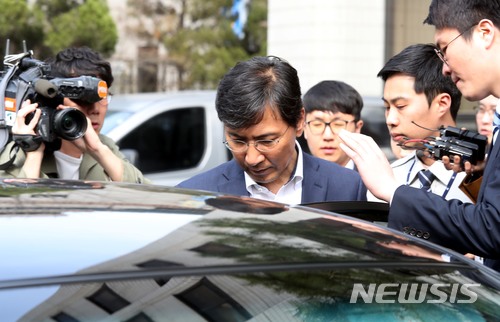 【서울=뉴시스】조성봉 기자 = 성폭력 혐의를 받고 있는 안희정 전 충남지사가 28일 오후 서울 마포구 공덕동 서울서부지방법원에서 영장실질심사를 마치고 대기 장소인 남부구치소로 출발하기 위해 차량에 오르고 있다. 2018.03.28. suncho21@newsis.com 