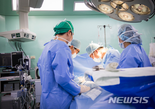 보건복지부는 7일 오전 국무총리 주재로 열린 국정현안점검조정회의에서 '외국인 및 재외국민 건강보험 제도 개선방안'이 심의·확정됐다고 밝혔다. 외국인 지역가입자 자격취득요건을 3개월에서 6개월로 강화하고 의무가입하도록 하는 게 골자다. 사진은 기사와 관련 없음. (사진 = 뉴시스 DB) photo@newsis.com