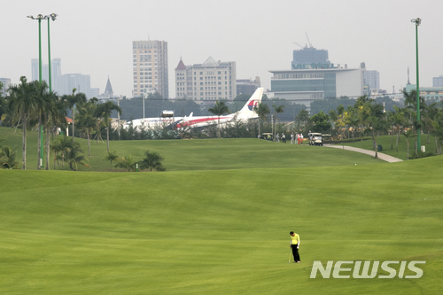 【호찌민=AP/뉴시스】 베트남 교통부는 29일 성명에서 호찌민 국제공항인 딴손녓 공항 남부에 7억8600만 달러(약 8377억원)를 투자해 20만 ㎡규모의 여객 터미널을 추가로 건설하기로 했다고 밝혔다. 호찌민 국제공항 북부에 있는 딴손녓 골프장 전경. 2018.03.29 *위 사진은 해당 기사와 관련 없음 