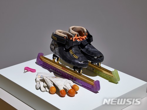 【서울=뉴시스】 송중기, 스케이트, 42x9x21cm(스케이트화),21.5x11.5cm(장갑), 스케이트화,장갑