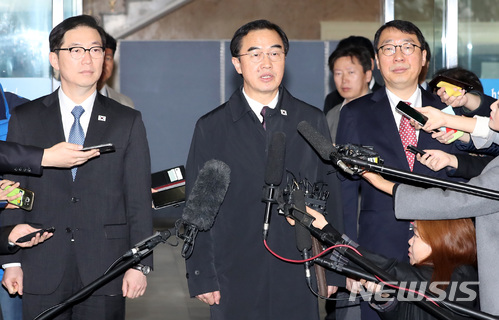 【서울=뉴시스】이영환 기자 = 29일 오전 서울 종로구 남북회담본부에서 우리 측 수석대표인 조명균(가운데) 통일부 장관과 천해성(왼쪽) 통일부 차관, 윤영찬 청와대 국민소통수석이 남북 고위급 회담장소로 출발 전 취재진의 질문에 답하고 있다. 남북 고위급 회담은 판문점 북측 통일각에서 열리며 북측 수석대표인 리선권 조국평화통일위원회 위원장, 전종수 조국평화통일위원회 부위원장, 김명일 조국평화통일위원회 부장이 참가한다. 2018.03.29.&nbsp;&nbsp; 20hwan@newsis.com
