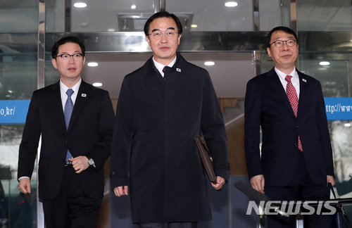 【서울=뉴시스】이영환 기자 = 29일 오전 서울 종로구 남북회담본부에서 우리 측 수석대표인 조명균(가운데) 통일부 장관과 천해성(왼쪽) 통일부 차관, 윤영찬 청와대 국민소통수석이 남북 고위급 회담장소인 판문점으로 출발하고 있다. 남북 고위급 회담은 판문점 북측 통일각에서 열리며 북측 수석대표인 리선권 조국평화통일위원회 위원장, 전종수 조국평화통일위원회 부위원장, 김명일 조국평화통일위원회 부장이 참가한다. 2018.03.29.&nbsp; 20hwan@newsis.com