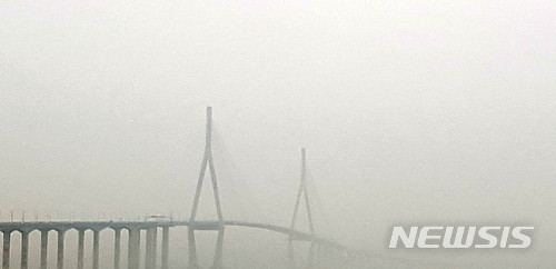 【인천=뉴시스】 추상철 기자 = 29일 오전 인천 영종도와 송도를 잇는 인천대교가 미세먼지와 안개에 휩싸여 있다. 2018.03.29.&nbsp; scchoo@newsis.com