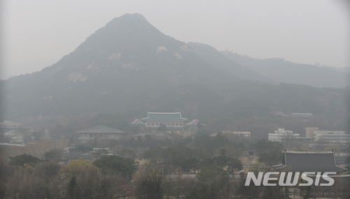 【서울=뉴시스】이영환 기자 = 서울에 초미세먼지가 한때나쁨으로 예보되고 흐린 날씨를 보인 29일 오전 서울 종로구 청와대 뒷편 인왕산이 흐릿하게 보이고 있다. 2018.03.29. 20hwan@newsis.com