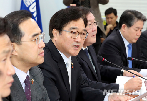 【서울=뉴시스】이종철 기자 = 29일 서울 여의도 국회에서 열린 더불어민주당 정책조정회의에서 우원식 원내대표가 모두발언을 하고 있다. 2018.03.29.&nbsp; jc4321@newsis.com